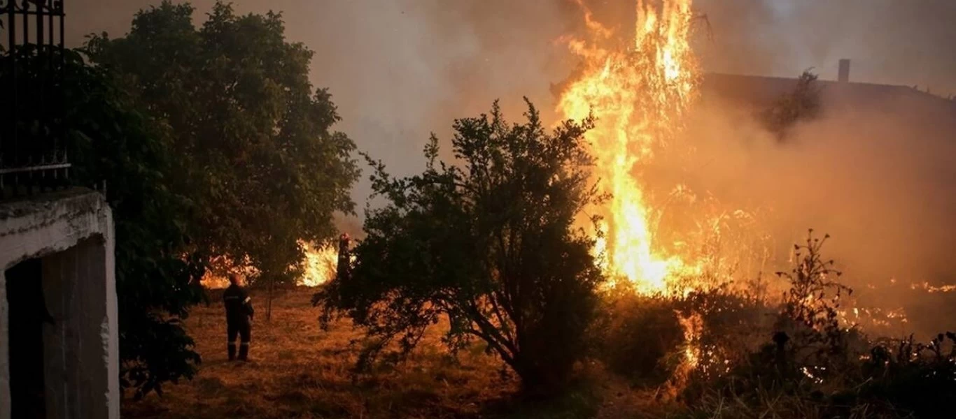 Μεγάλη πυρκαγιά στις Σάπες Ροδόπης απειλεί σπίτια - Εκκενώθηκε οικισμός (βίντεο)